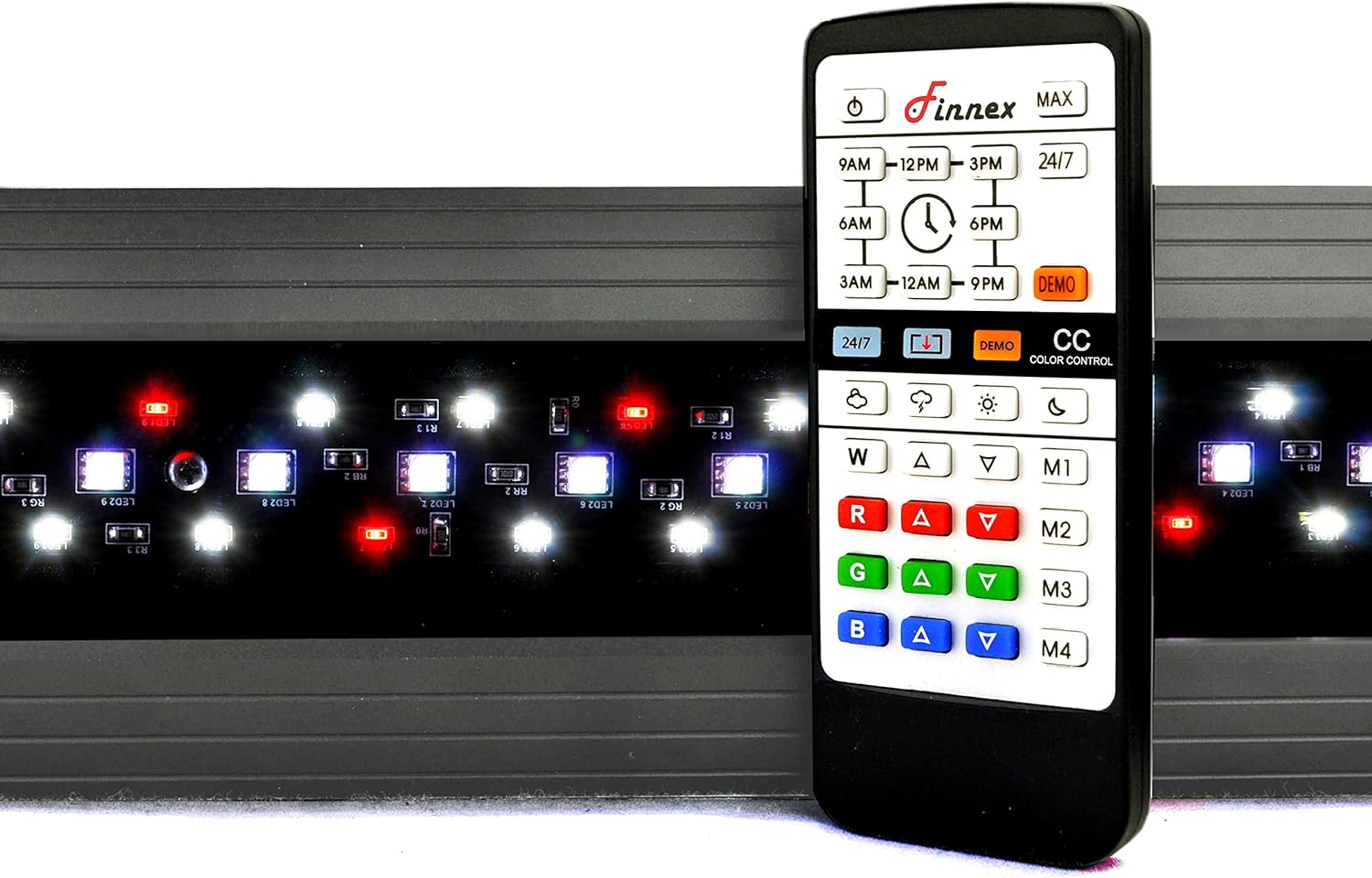 Finnex Planted+ 24/7 CC Vollspektrum-LED-Leuchte über einem bepflanzten Aquarium